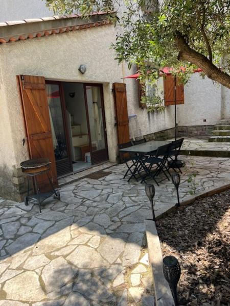 A la foto es mostra l'objecte Studio meublé Fréjus équipé d'une climatisation situat a la ciutat de Fréjus.
