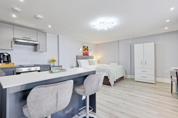 Bilde 9: Studio By Homestyles Hosts Short Lets & Serviced Accommodation Widford With Free WiFi