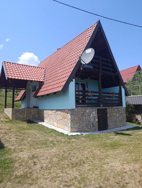 Na zdjęciu widoczny jest obiekt Vila Suza-Vikendice i apartmani Jezdić położony w mieście Jezdići.