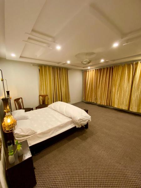 Op de foto is het object Skarma Hotel te zien, gelegen in de stad Skardu.
