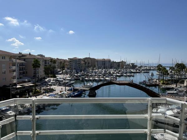 A la foto es mostra l'objecte Une des plus belles vue de Port Frejus,Le MIRAMAR, situat a la ciutat de Fréjus.