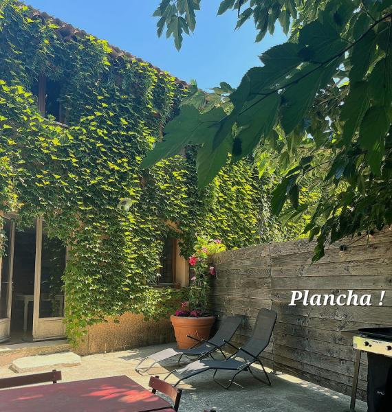 A la foto es mostra l'objecte Maison avec jardin privé & pkg dans une pépinière situat a la ciutat de Cadenet.