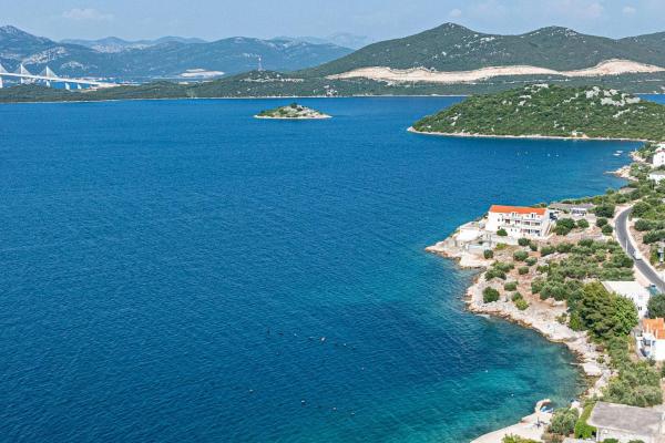 På billedet ses objektet Apartments by the sea Cove Pjestata, Peljesac - 14440 beliggende i byen Ston.