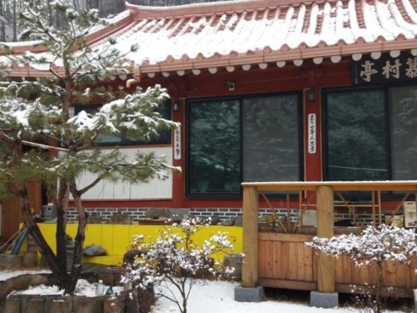 На фото показан объект Chiak Moutain Hanok Pension, расположенный в городе Вонджу.
