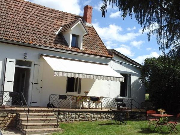 Nella foto è visibile l'oggetto Maison de ferme rénovée avec terrasse, jardin et équipements modernes à Taxat-Senat - FR-1-489-363 situato nella città di Valignat.