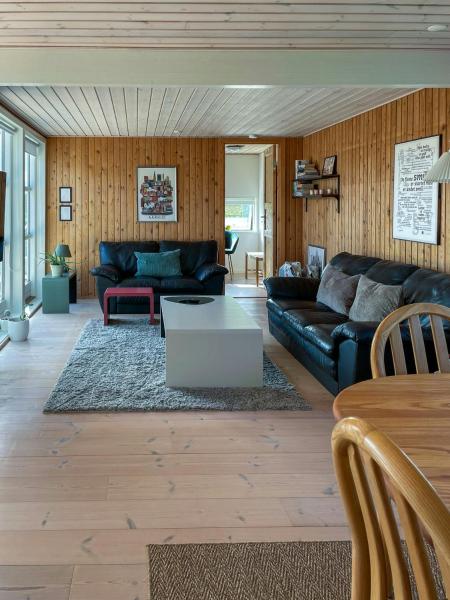 Op de foto is het object Holiday Home Near Mols Bjerge And Skødshoved Beach te zien, gelegen in de stad Dejret.