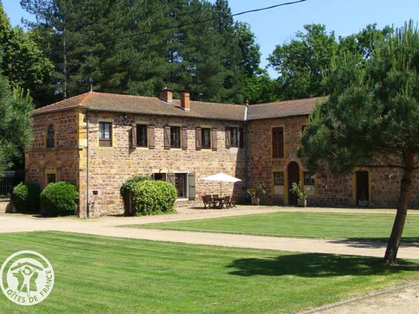Na zdjęciu widoczny jest obiekt Gîte de Charme avec Parc, Tennis et Salle de Jeux près d'un Château à Parigny - FR-1-496-160 położony w mieście Commelle-Vernay.