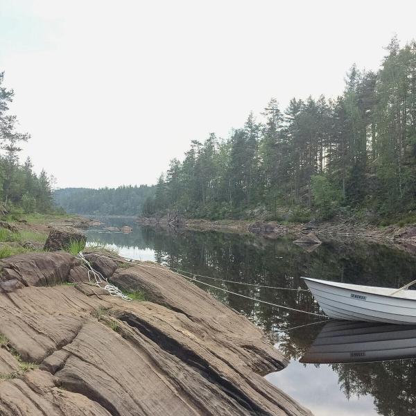 Na foto é possível ver o objeto Historic Forest Cabin By Lake Steinsvannet localizado na cidade de Mysen.