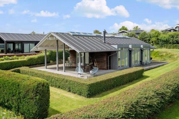 Nella foto è visibile l'oggetto Holiday Home With Sea View In Hejlsminde situato nella città di Hejlsminde.