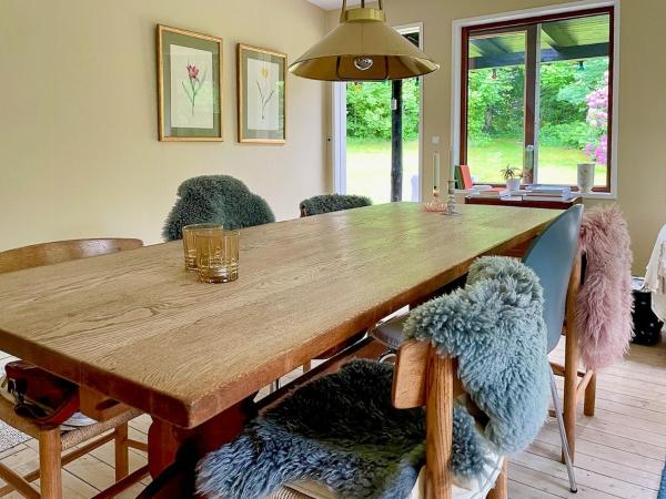 Na foto é possível ver o objeto Retro Beach House With Sea View In Udsholt Strand localizado na cidade de Græsted.