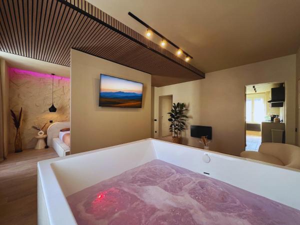 På billedet ses objektet Harmony Room Suite avec Balnéo beliggende i byen Angers.