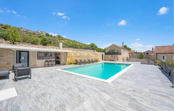 På bildet vises objektet Stunning Home In Skradin som ligger i byen Ðevrske.