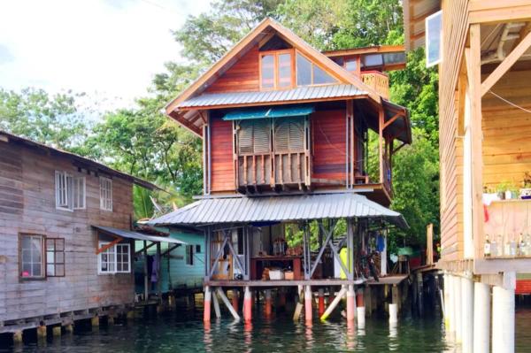 Na fotografii je vidět objekt Casa del Artista sobre el Agua nacházející se ve městě Istmito.