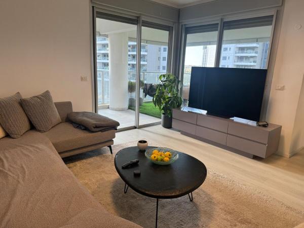 A la foto es mostra l'objecte Prince Palace Poleg Beach 4BR 150M Ir Yamim situat a la ciutat de Netanya.