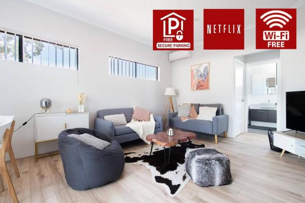 The photo shows the Cozy Lovely 2bdrm Walk To River located in the city of Perth.