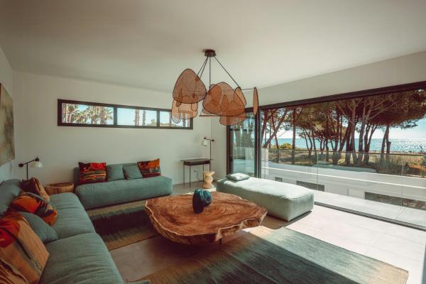 Na fotografii je vidět objekt Elegant Architect-Designed Home In Upper Corsica nacházející se ve městě Pruno.