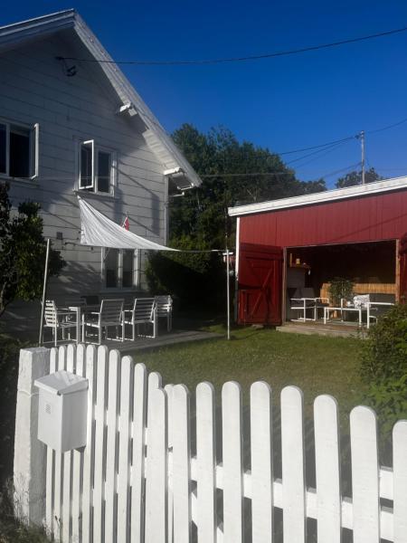 Nella foto è visibile l'oggetto Sjarmerende og solrikt hus nær strender på Fevik situato nella città di Fevik.