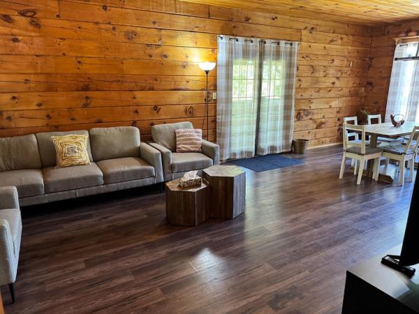 A la foto es mostra l'objecte Log Cabin with Tiny Farm situat a la ciutat de Dunnville.