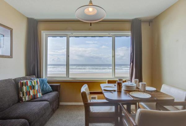 Spacious Top Floor Oceanfront Suite - Pool and Sauna - Sleeps 4, Lincoln City