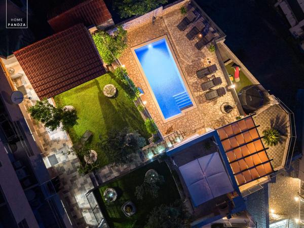 På billedet ses objektet Home PANDZA - Omiš, private pool close to the beach beliggende i byen Omiš.