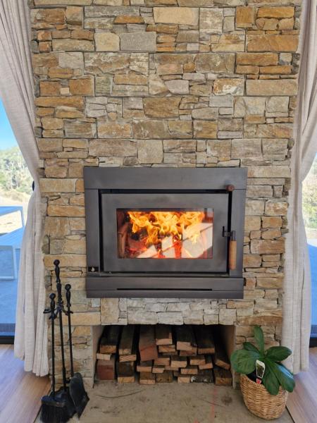 The photo shows the Hilltop Retreat Creswick located in the city of Creswick.