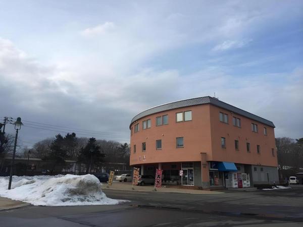 写真には函館市市にあるStation Hotel Asahiyaが写っています。