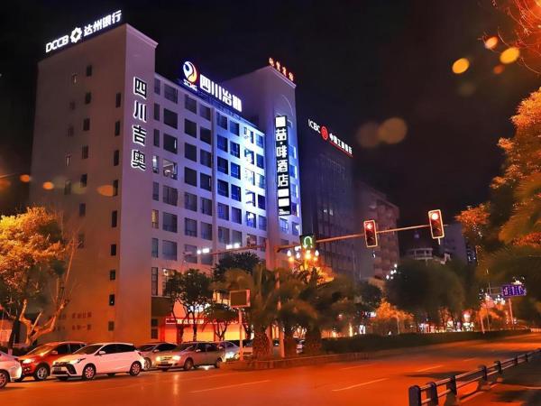 På bildet vises objektet James Joyce Coffetel Guangyuan High-Speed Railway Station Dongba Municipal Government som ligger i byen Guangyuan.