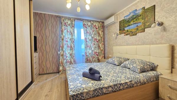 På billedet ses objektet Просторная 2-комнатная квартира в Центре Уральска beliggende i byen Uralsk.