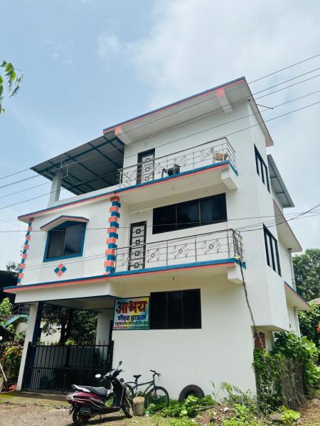 Nella foto è visibile l'oggetto Aashray Guestroom situato nella città di Murud.