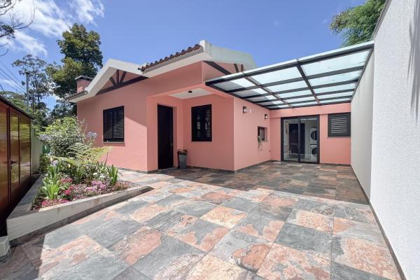 Nella foto è visibile l'oggetto Casa Requinte - Jacuzzi situato nella città di Arco da Calheta.