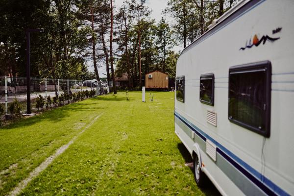Auf dem Foto ist das Objekt Camping Dollar - Plaża Nowe Guty in der Stadt Suchy Róg zu sehen.
