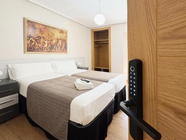 Na fotografii je vidět objekt Berceo Rooms Self Check-in nacházející se ve městě Logroño.