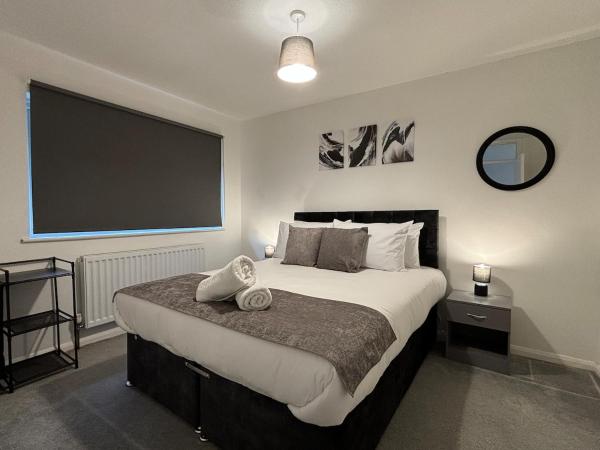 The photo shows the 4 Bed House - Free Parking - 8 min LGW Airport located in the city of Crawley.
