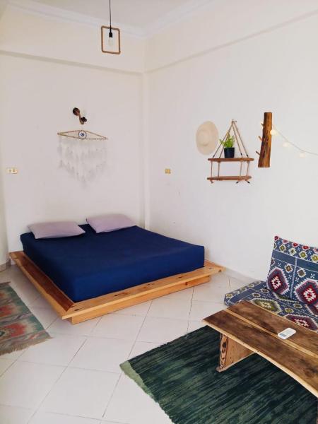 A la foto es mostra l'objecte Blou Hole studio situat a la ciutat de Dahab.