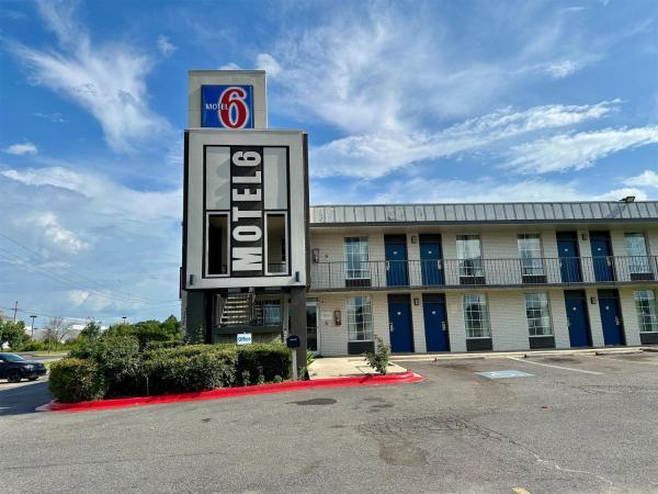 A la foto es mostra l'objecte Motel 6-West Monroe, LA situat a la ciutat de Calhoun.