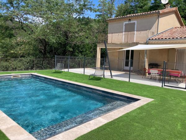 A la foto es mostra l'objecte Villa spacieuse en Ardèche avec piscine , en bord de rivière situat a la ciutat de Juvinas.