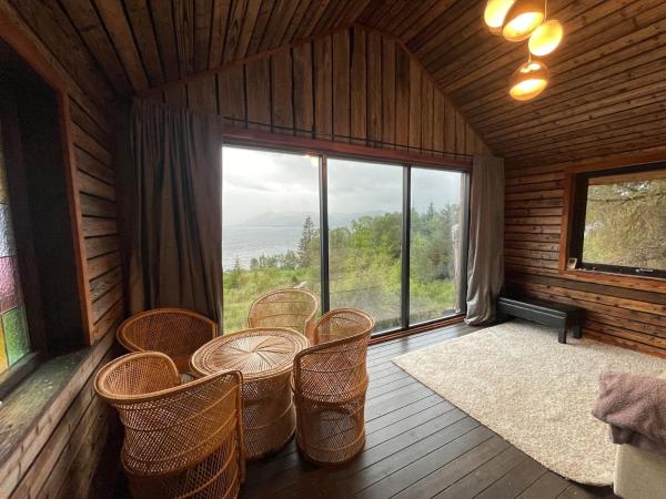 Na zdjęciu widoczny jest obiekt Forest Hideaway With Scenic View położony w mieście Stokke.