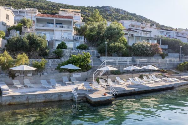 Na fotografii je vidět objekt Villa Azzurro with Private Beach nacházející se ve městě Neum.