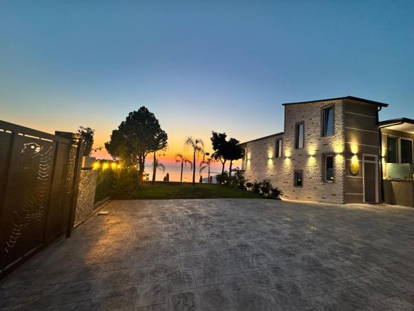 A la foto es mostra l'objecte Villa e Diellit situat a la ciutat de Kaninë.