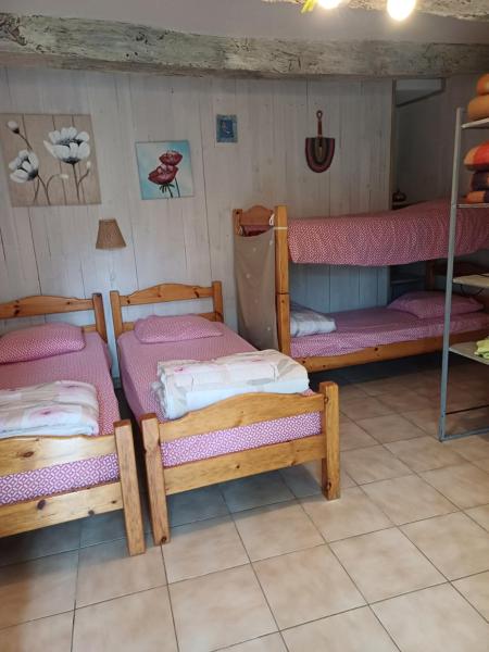 På billedet ses objektet chambre quadruple dans ferme provençale beliggende i byen Ongles.