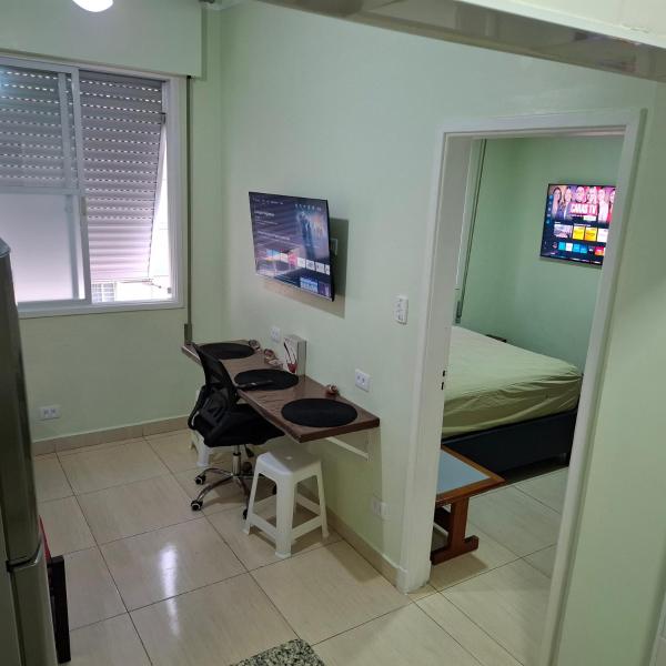 A la foto es mostra l'objecte 1 dormitório no Embaré vista mar com ar condicionado e 2 tv situat a la ciutat de Santos.
