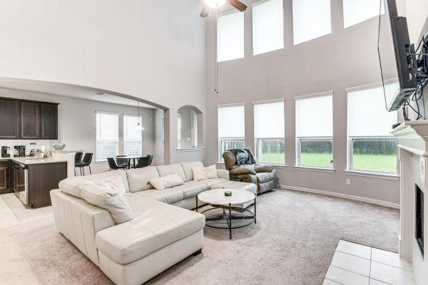 Grand Family Home W/ Patio & Fenced Yard In Arcola - Sienna