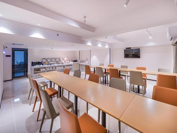 Na foto é possível ver o objeto City Comfort Inn Wuzhou Sanqi City Rose Lake Park localizado na cidade de Wuzhou.