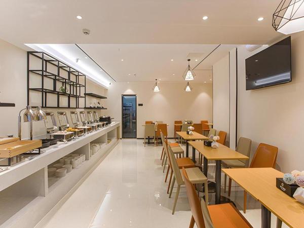 Na foto é possível ver o objeto City Comfort Inn Wuzhou Sun Plaza Wanda localizado na cidade de Wuzhou.