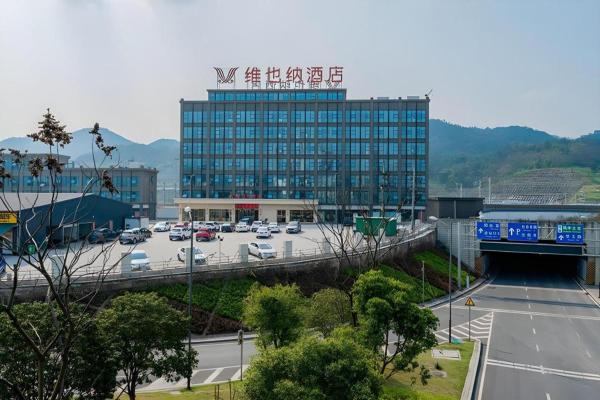 På billedet ses objektet Vienna Hotel Chongqing West Station Square beliggende i byen Dadukou.