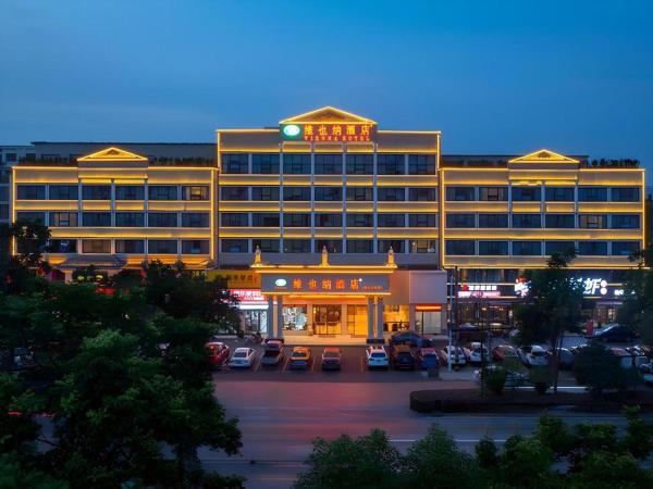 Na fotografii je vidět objekt Vienna Hotel Hubei Jinzhou Changjiang University nacházející se ve městě Caoshi.