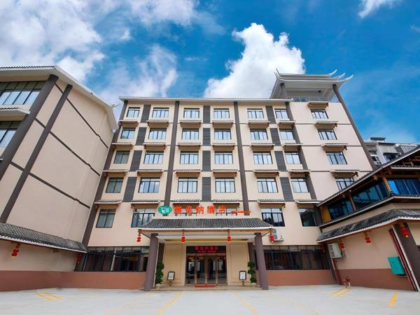 På billedet ses objektet Vienna Hotel Guangxi Liuzhou Sanjiang Gulou Niaochao Passenger Station beliggende i byen Sanjiang.