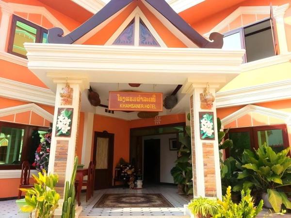 写真にはBan Sikhai市にあるKhamsaner Hotelが写っています。