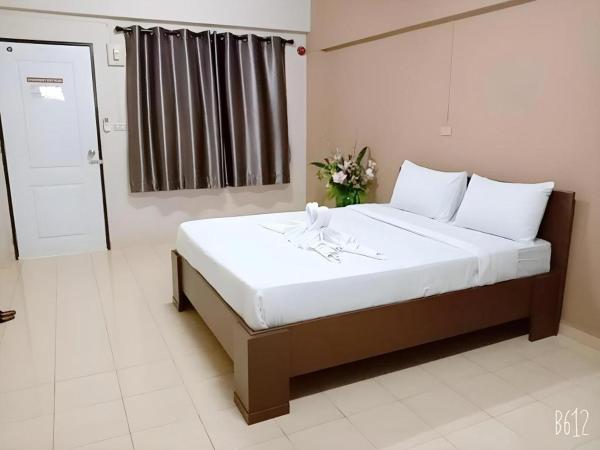 Na fotografii je vidět objekt Capital O 75406 Hotel M Rojana nacházející se ve městě Ban Khom.