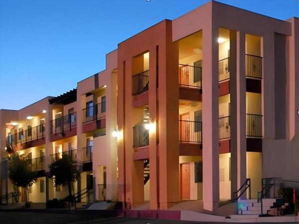 Na foto é possível ver o objeto Nellis Suites at Main Gate Hotel localizado na cidade de Las Vegas.